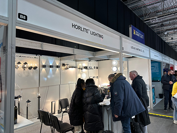 Martii 15-18, 2023, Varsavia Lucis Exhibitionis in Polonia interfuit
